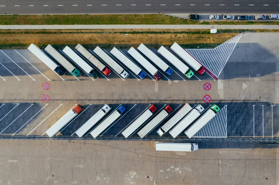 Vogntog parkert på rekke på en rasteplass, sett ovenfra